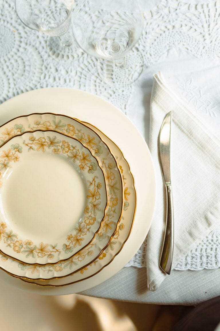 piatto decorato vintage su tavolo con centrino