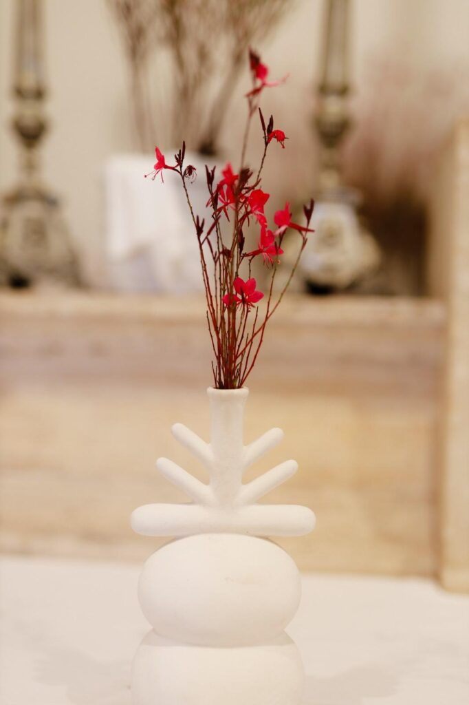 vaso bianco vintage con fiori rossi all'interno
